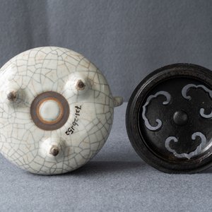 Un brûle-parfum tripod en porcelaine de Chine à fond craquelé de type ge, 19/20ème — photo 11