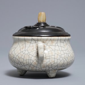Un brûle-parfum tripod en porcelaine de Chine à fond craquelé de type ge, 19/20ème — photo 4