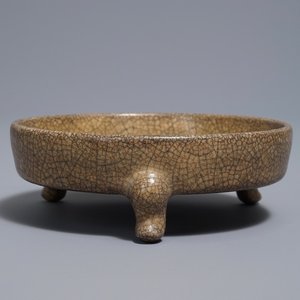 Un brûle-parfum tripod en porcelaine de Chine à fond craquelé de type ge, Song ou après — photo 1