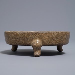 Un brûle-parfum tripod en porcelaine de Chine à fond craquelé de type ge, Song ou après — photo 2
