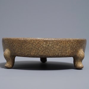 Un brûle-parfum tripod en porcelaine de Chine à fond craquelé de type ge, Song ou après — photo 4