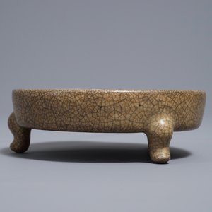 Un brûle-parfum tripod en porcelaine de Chine à fond craquelé de type ge, Song ou après — photo 5
