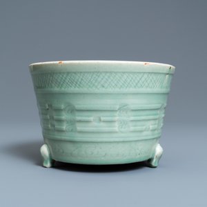 Un brûle-parfum tripod en porcelaine de Chine céladon de Longquan, Ming — photo 2