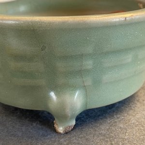 Un brûle-parfum tripod en porcelaine de Chine céladon de Longquan, Ming — photo 19
