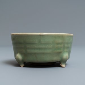 Un brûle-parfum tripod en porcelaine de Chine céladon de Longquan, Ming — photo 2