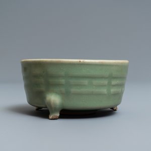 Un brûle-parfum tripod en porcelaine de Chine céladon de Longquan, Ming — photo 5