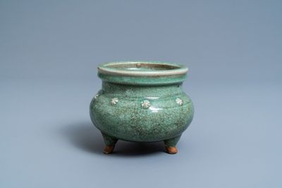 Un brûle-parfum tripod en porcelaine de Chine céladon et craquelé, Ming