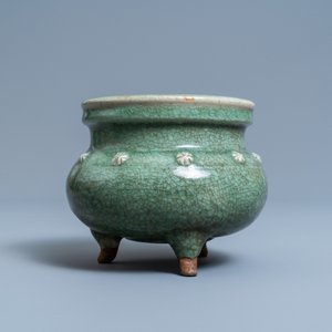 Un brûle-parfum tripod en porcelaine de Chine céladon et craquelé, Ming — photo 3