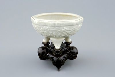 Un brûle-parfum tripod en porcelaine de Chine céladon sur socle en bois, marque de Qianlong, 19ème