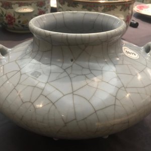 Un brûle-parfum tripod en porcelaine de Chine craquelé, marque et poss. période de Qianlong — photo 12