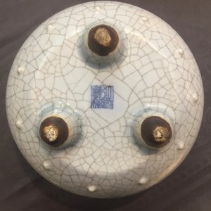 Un brûle-parfum tripod en porcelaine de Chine craquelé, marque et poss. période de Qianlong — photo 13