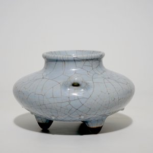 Un brûle-parfum tripod en porcelaine de Chine craquelé, marque et poss. période de Qianlong — photo 4