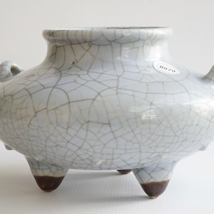 Un brûle-parfum tripod en porcelaine de Chine craquelé, marque et poss. période de Qianlong — photo 8