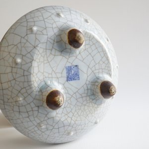 Un brûle-parfum tripod en porcelaine de Chine craquelé, marque et poss. période de Qianlong — photo 10