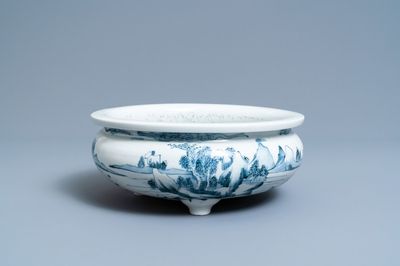 Un brûle-parfum tripod en porcelaine de Chine en bleu et blanc à décor d'un paysage, Dehua, Kangxi