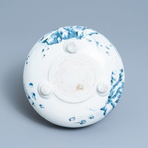 Un brûle-parfum tripod en porcelaine de Chine en bleu et blanc à décor d'un paysage, Dehua, Kangxi — photo 7