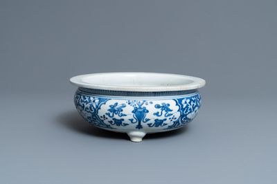 Un brûle-parfum tripod en porcelaine de Chine en bleu et blanc, Kangxi