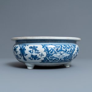 Un brûle-parfum tripod en porcelaine de Chine en bleu et blanc, Kangxi — photo 3