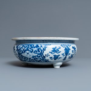 Un brûle-parfum tripod en porcelaine de Chine en bleu et blanc, Kangxi — photo 5