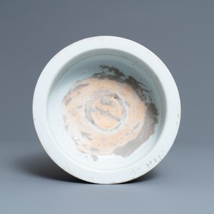 Un brûle-parfum tripod en porcelaine de Chine en bleu et blanc, Kangxi — photo 6