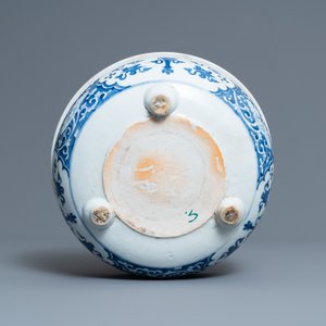 Un brûle-parfum tripod en porcelaine de Chine en bleu et blanc, Kangxi — photo 7