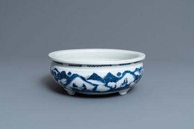 Un brûle-parfum tripod en porcelaine de Chine en bleu et blanc, Kangxi