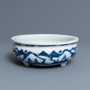 Un brûle-parfum tripod en porcelaine de Chine en bleu et blanc, Kangxi — photo 1