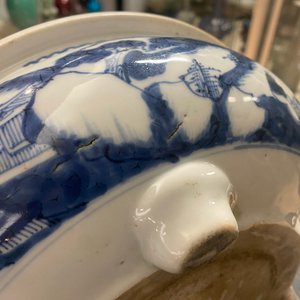 Un brûle-parfum tripod en porcelaine de Chine en bleu et blanc, Kangxi — photo 12