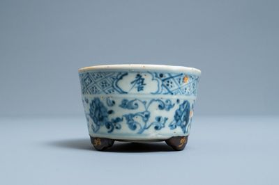 Un brûle-parfum tripod en porcelaine de Chine en bleu et blanc, Ming