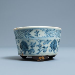 Un brûle-parfum tripod en porcelaine de Chine en bleu et blanc, Ming — photo 3