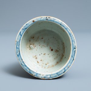 Un brûle-parfum tripod en porcelaine de Chine en bleu et blanc, Ming — photo 6