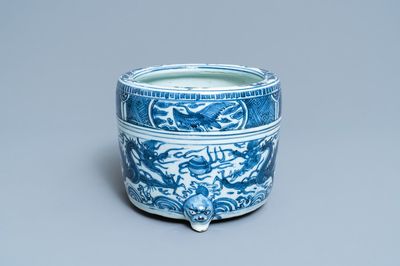 Un brûle-parfum tripod en porcelaine de Chine en bleu et blanc, Ming