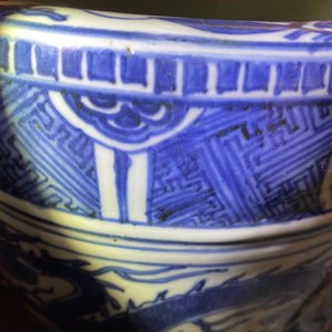 Un brûle-parfum tripod en porcelaine de Chine en bleu et blanc, Ming — photo 11