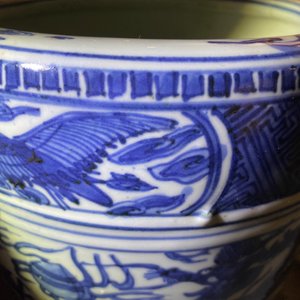 Un brûle-parfum tripod en porcelaine de Chine en bleu et blanc, Ming — photo 14