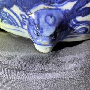 Un brûle-parfum tripod en porcelaine de Chine en bleu et blanc, Ming — photo 15