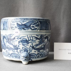 Un brûle-parfum tripod en porcelaine de Chine en bleu et blanc, Ming — photo 18