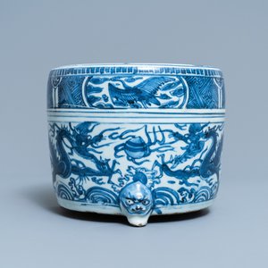 Un brûle-parfum tripod en porcelaine de Chine en bleu et blanc, Ming — photo 2