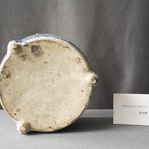 Un brûle-parfum tripod en porcelaine de Chine en bleu et blanc, Ming — photo 21