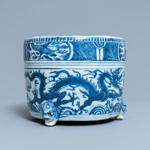 Un brûle-parfum tripod en porcelaine de Chine en bleu et blanc, Ming — photo 3
