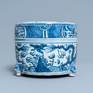Un brûle-parfum tripod en porcelaine de Chine en bleu et blanc, Ming — photo 4