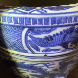Un brûle-parfum tripod en porcelaine de Chine en bleu et blanc, Ming — photo 8