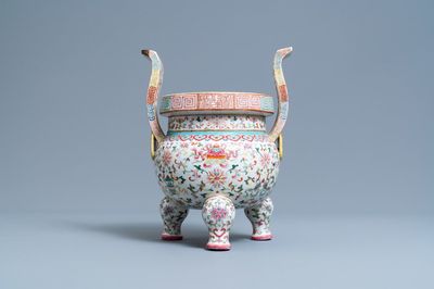 Un brûle-parfum tripod en porcelaine de Chine famille rose à décor 'bajixiang', marque et époque de Daoguang