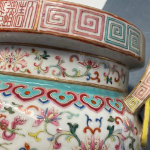 Un brûle-parfum tripod en porcelaine de Chine famille rose à décor 'bajixiang', marque et époque de Daoguang — photo 13