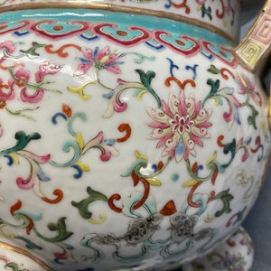 Un brûle-parfum tripod en porcelaine de Chine famille rose à décor 'bajixiang', marque et époque de Daoguang — photo 14