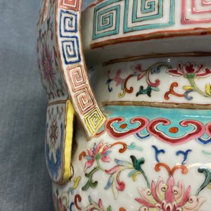 Un brûle-parfum tripod en porcelaine de Chine famille rose à décor 'bajixiang', marque et époque de Daoguang — photo 16