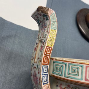 Un brûle-parfum tripod en porcelaine de Chine famille rose à décor 'bajixiang', marque et époque de Daoguang — photo 17
