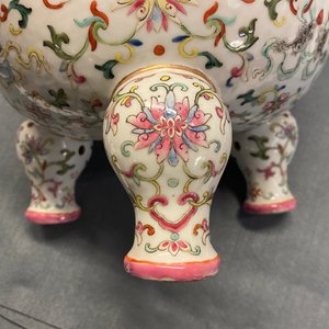 Un brûle-parfum tripod en porcelaine de Chine famille rose à décor 'bajixiang', marque et époque de Daoguang — photo 18