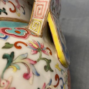 Un brûle-parfum tripod en porcelaine de Chine famille rose à décor 'bajixiang', marque et époque de Daoguang — photo 19