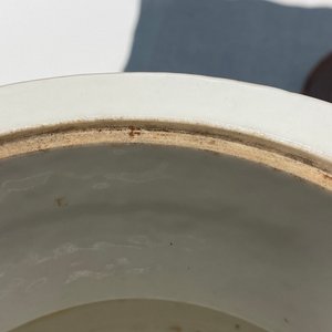Un brûle-parfum tripod en porcelaine de Chine famille rose à décor 'bajixiang', marque et époque de Daoguang — photo 22