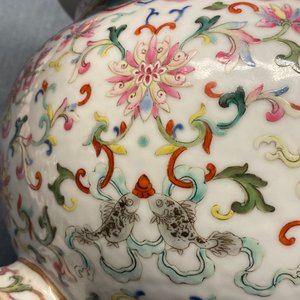 Un brûle-parfum tripod en porcelaine de Chine famille rose à décor 'bajixiang', marque et époque de Daoguang — photo 23
